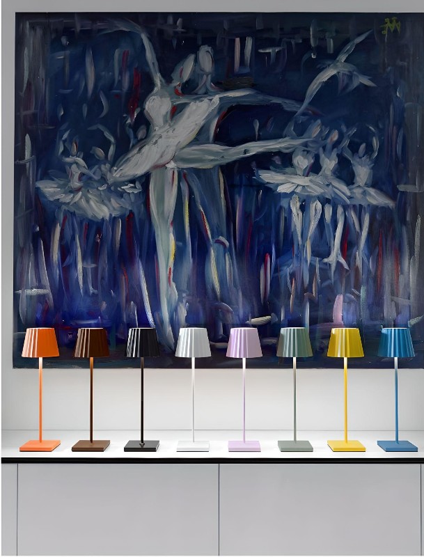 lampada LED ricaricabile per esterni e per interni moderna e di design